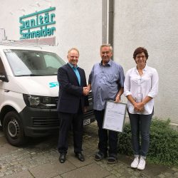 Der Jubilar Bernd Neisser mit Geschäftsführerin Petra Heister und dem Obermeister der Innung Klempner-, Sanitär- und Heizungstechnik Frank Brückner