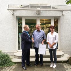 Der Jubilar Bernd Neisser mit Geschäftsführerin Petra Heister und dem Obermeister der Innung Klempner-, Sanitär- und Heizungstechnik Frank Brückner